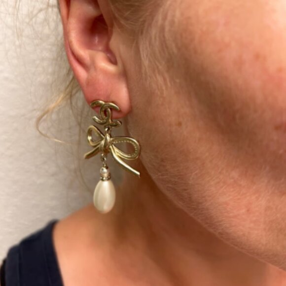 2022 Faux Pearl Chanel Gold Ribbon Bow CC Dangle Drop Strass Earrings - Picture 4 of 8